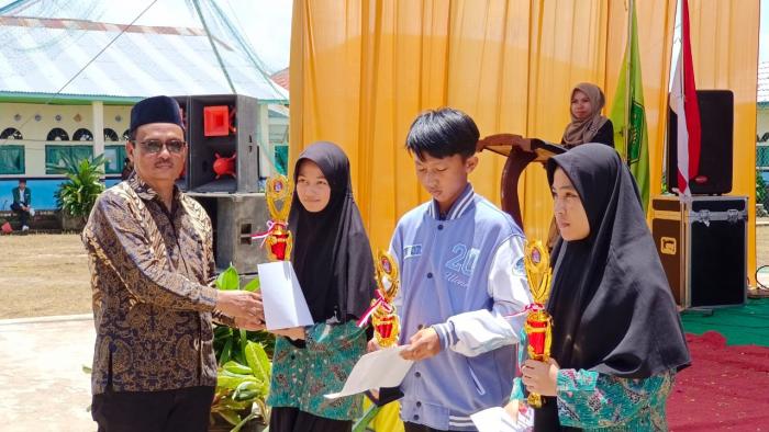 KEPALA MTsN 4 TANJUNG JABUNG TIMUR MENGHADIRI ACARA MILAD KE-14 MAN 2 TANJUNG JABUNG TIMUR