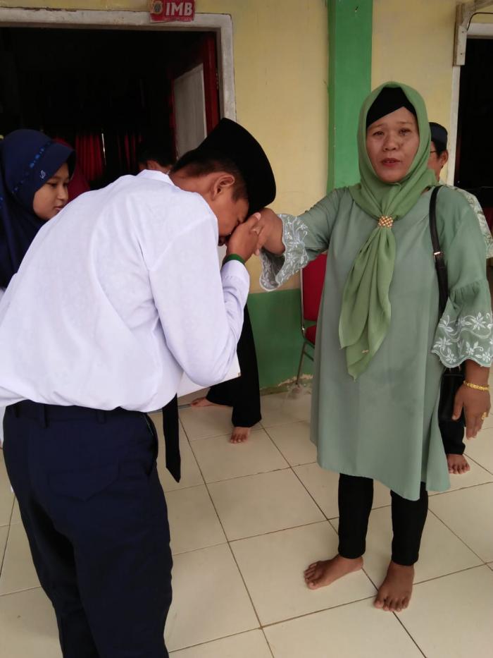 KELUARGA BESAR MTsN 4 TANJUNG JABUNG TIMUR MENERIMA BANTUAN DARI ALUMNI MADRASAH