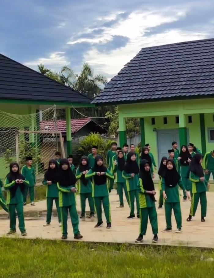 Jaga Kesehatan Siswa-Siswi, MTsN 4 Rutin Senam Bersama