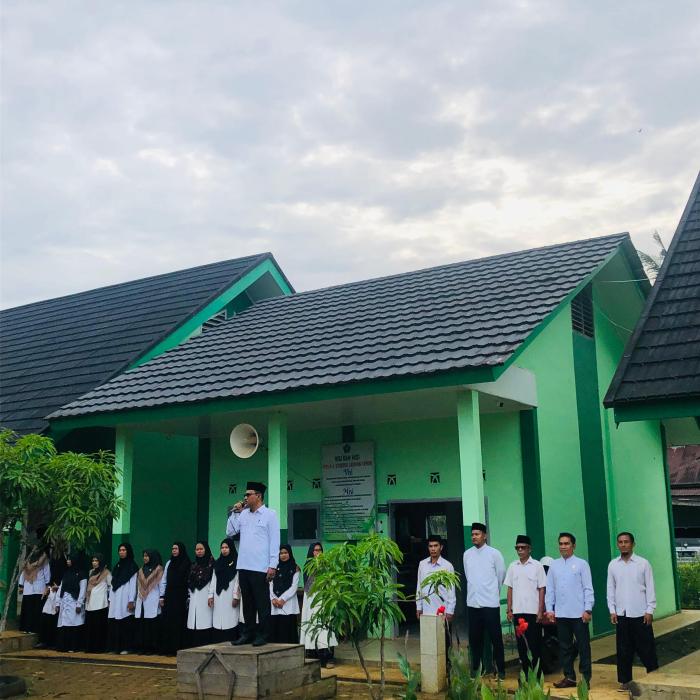 MTsN 4 Tanjung Jabung Timur Gelar Upacara Hari Kebangkitan Nasional dengan tema Bangkit Indonesia  Emas 