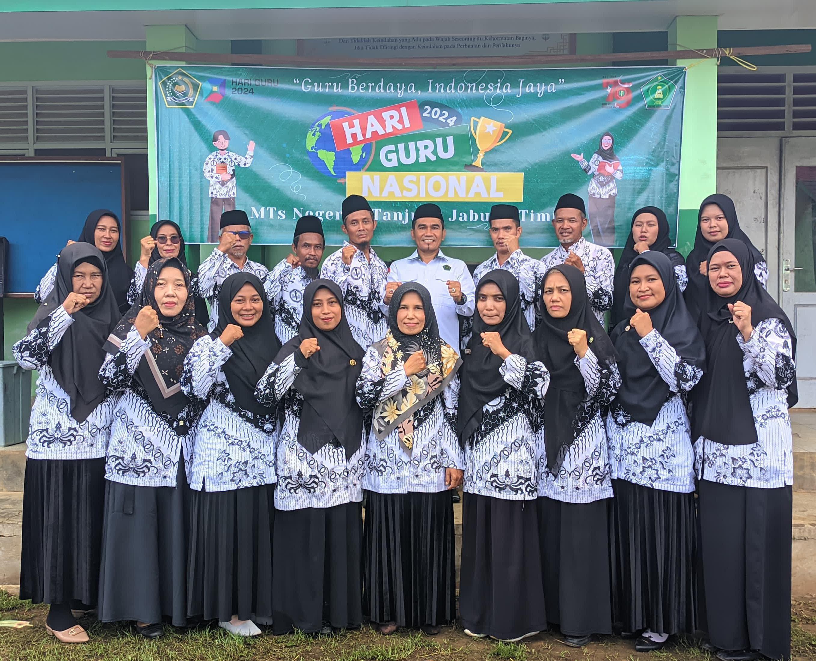 MTsN 4 Tanjung Jabung Timur Sukses Gelar Acara Hari Guru Nasional