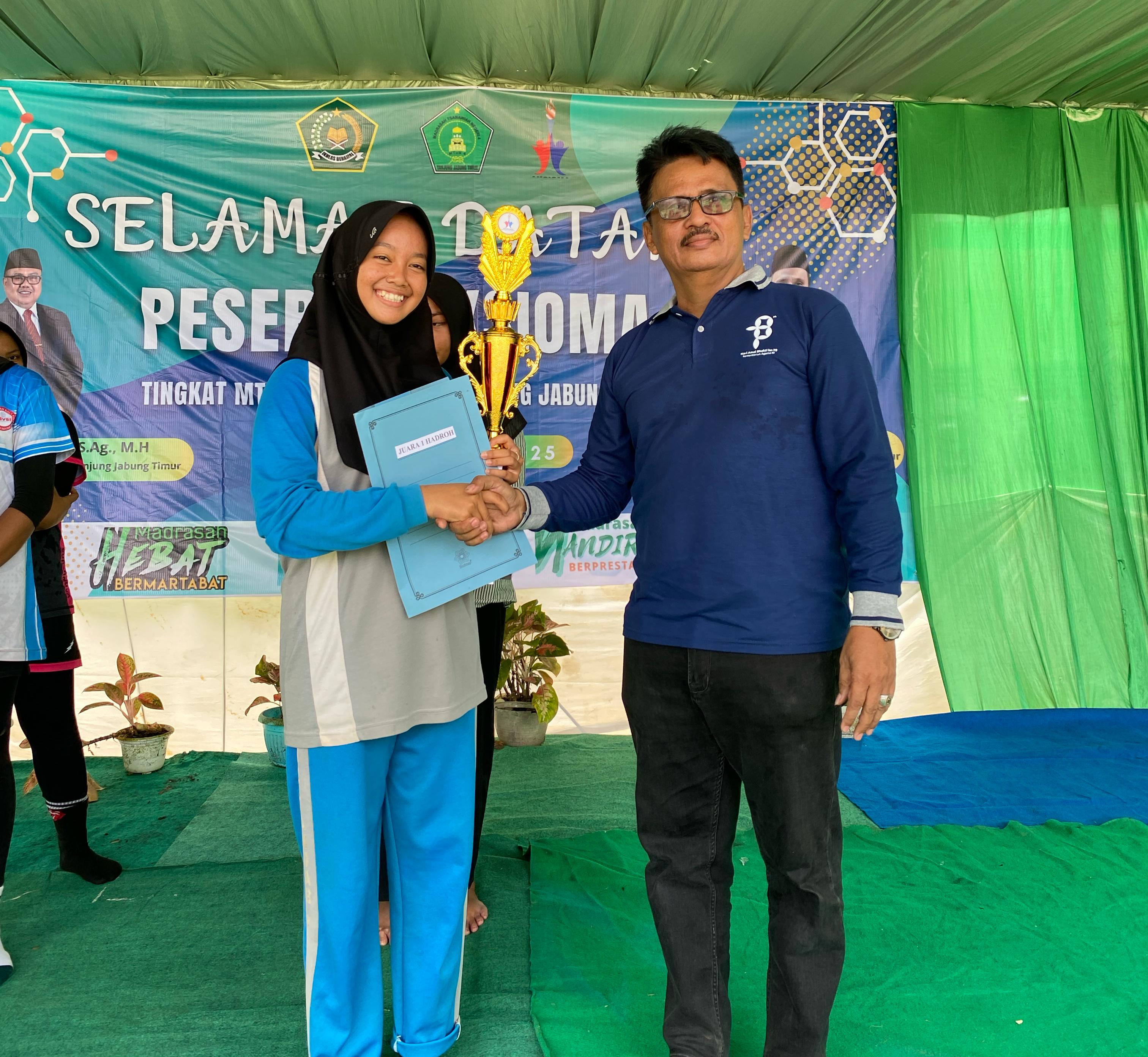 Kepala MTsN 4 Tanjung Jabung Timur Berikan Piala Kepada Pemenang Lomba Aksioma Tahun 2025