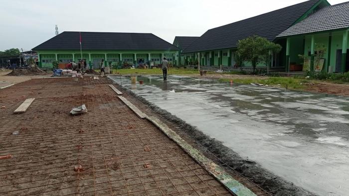 PROSES PENGECORAN HALAMAN DAN LAPANGAN BASKET MTsN 4 TANJUNG JABUNG TIMUR