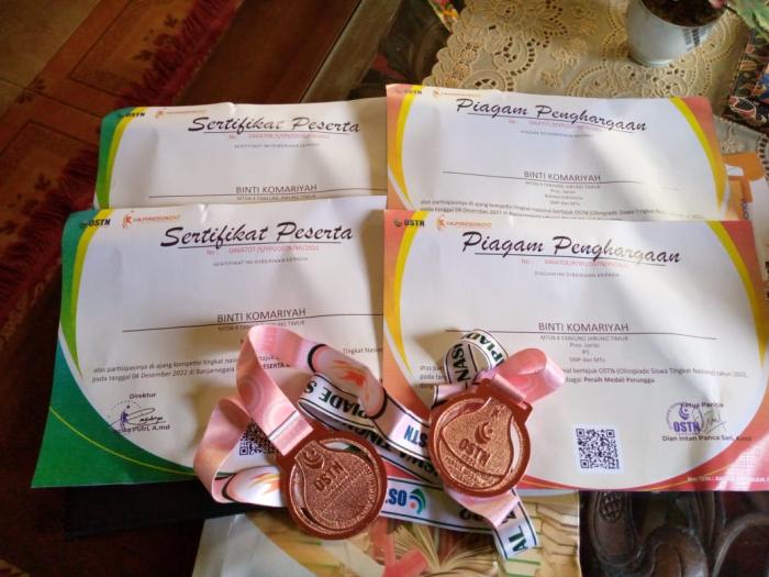 BINTI KAMARIAH RAIH 2 PERUNGGU DENGAN MAPEL BAHASA INDONESIA DAN IPS