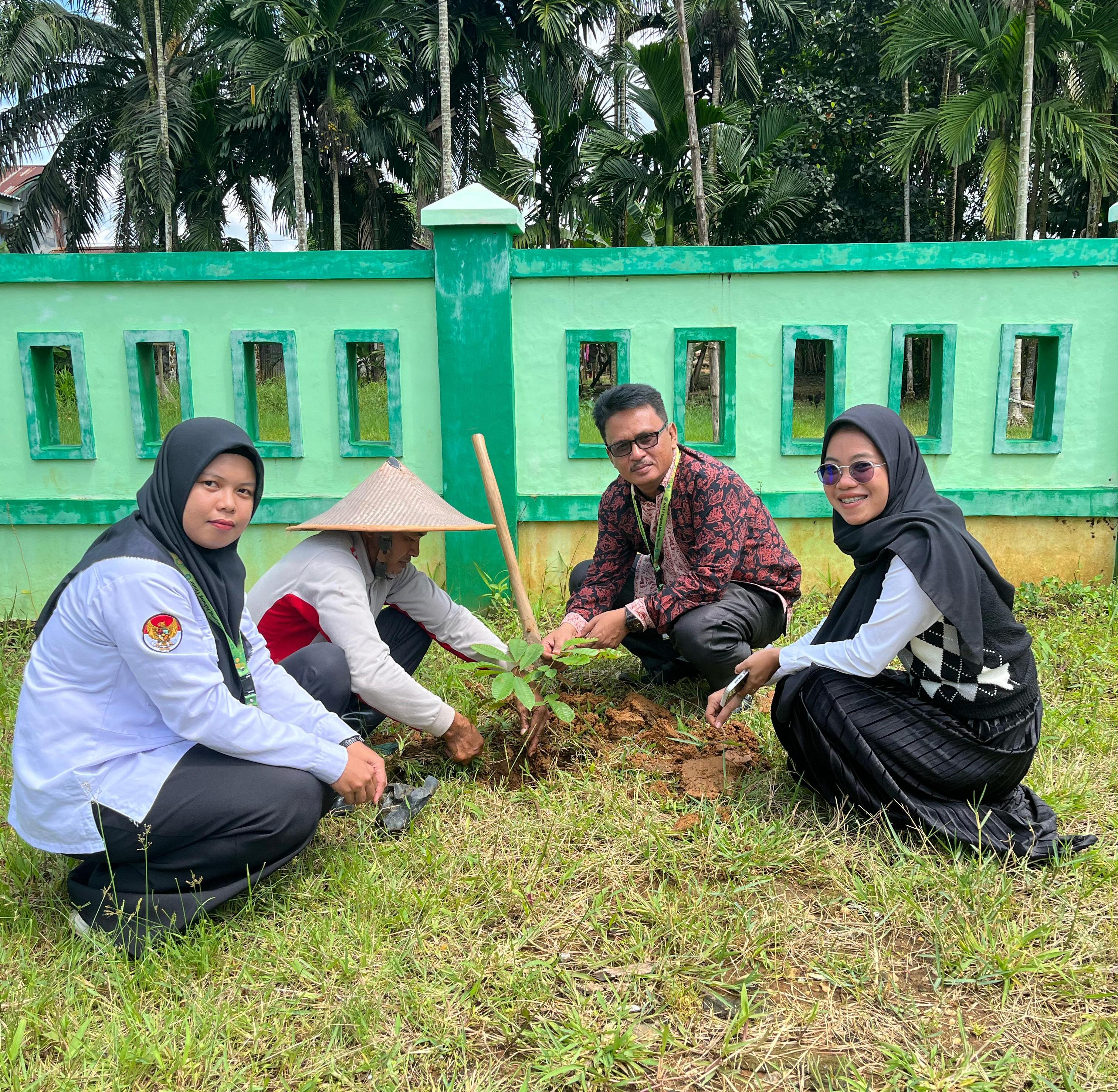 Kepala MTsN 4 Tanjung Jabung Timur Ikuti Penanaman 1 Juta Pohon Matoa Dalam Rangka Peringatan Hari Bumi ke-55