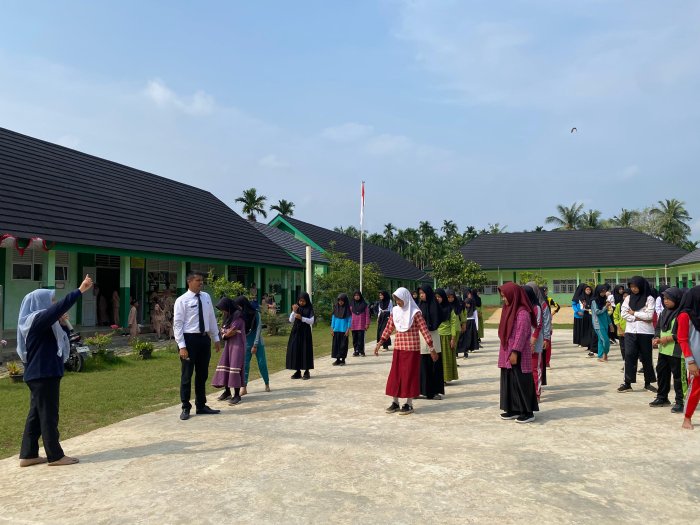 Siswa MTsN 4 Tanjung Jabung Timur Ikuti Pemeriksaan Kebugaran