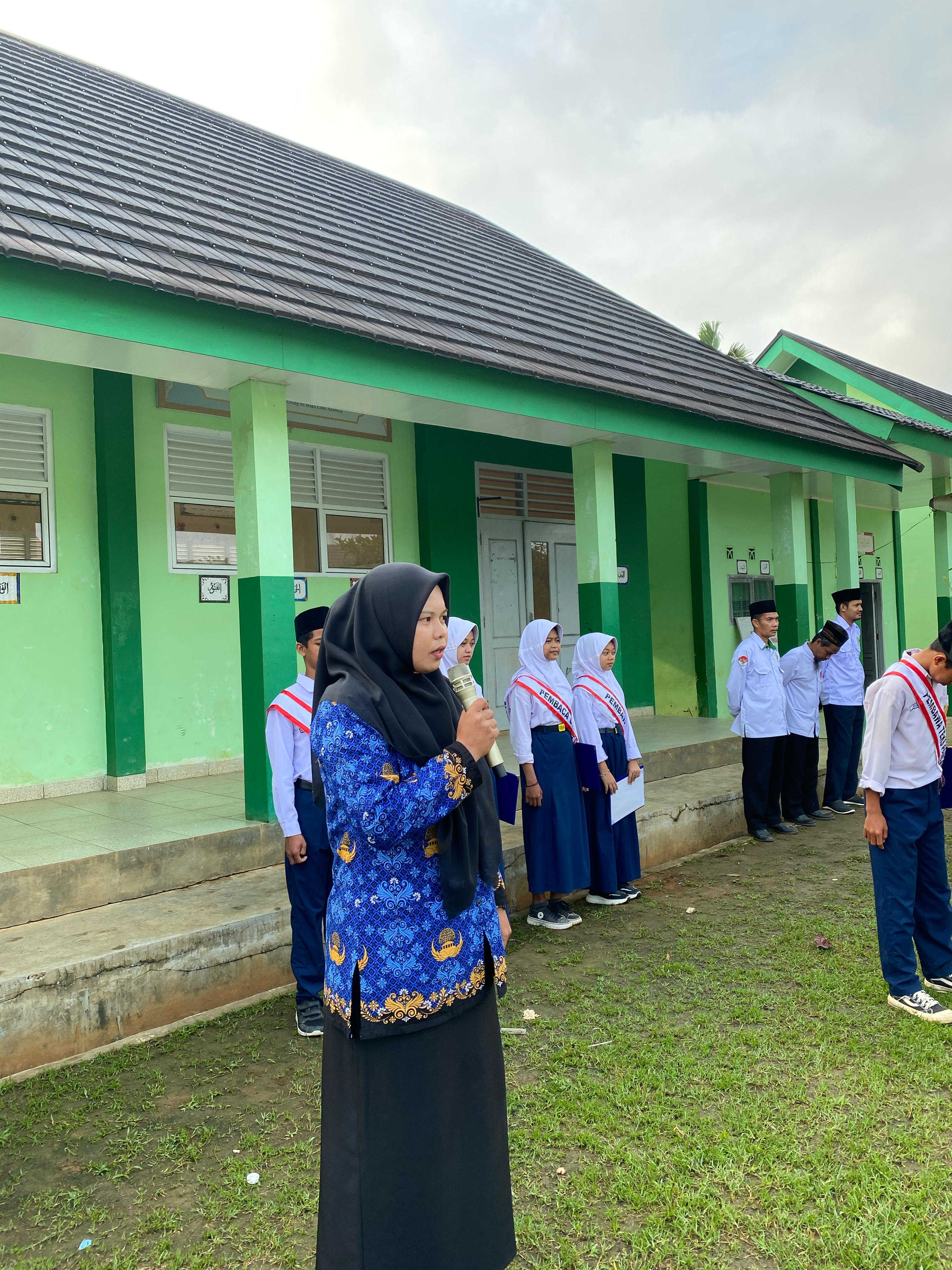 MTsN 4 Tanjung Jabung Timur Gelar Upacara Bendera, Pegawai Kenakan Seragam Batik Korpri