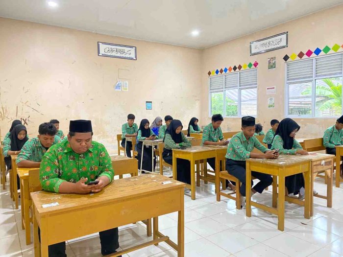 Hari Ketiga Ujian Madrasah di MTsN 4 Tanjung Jabung Timur Berjalan Lancar Hari Ketiga Ujian Madrasah di MTsN 4 Tanjung Jabung Timur Berjalan Lancar