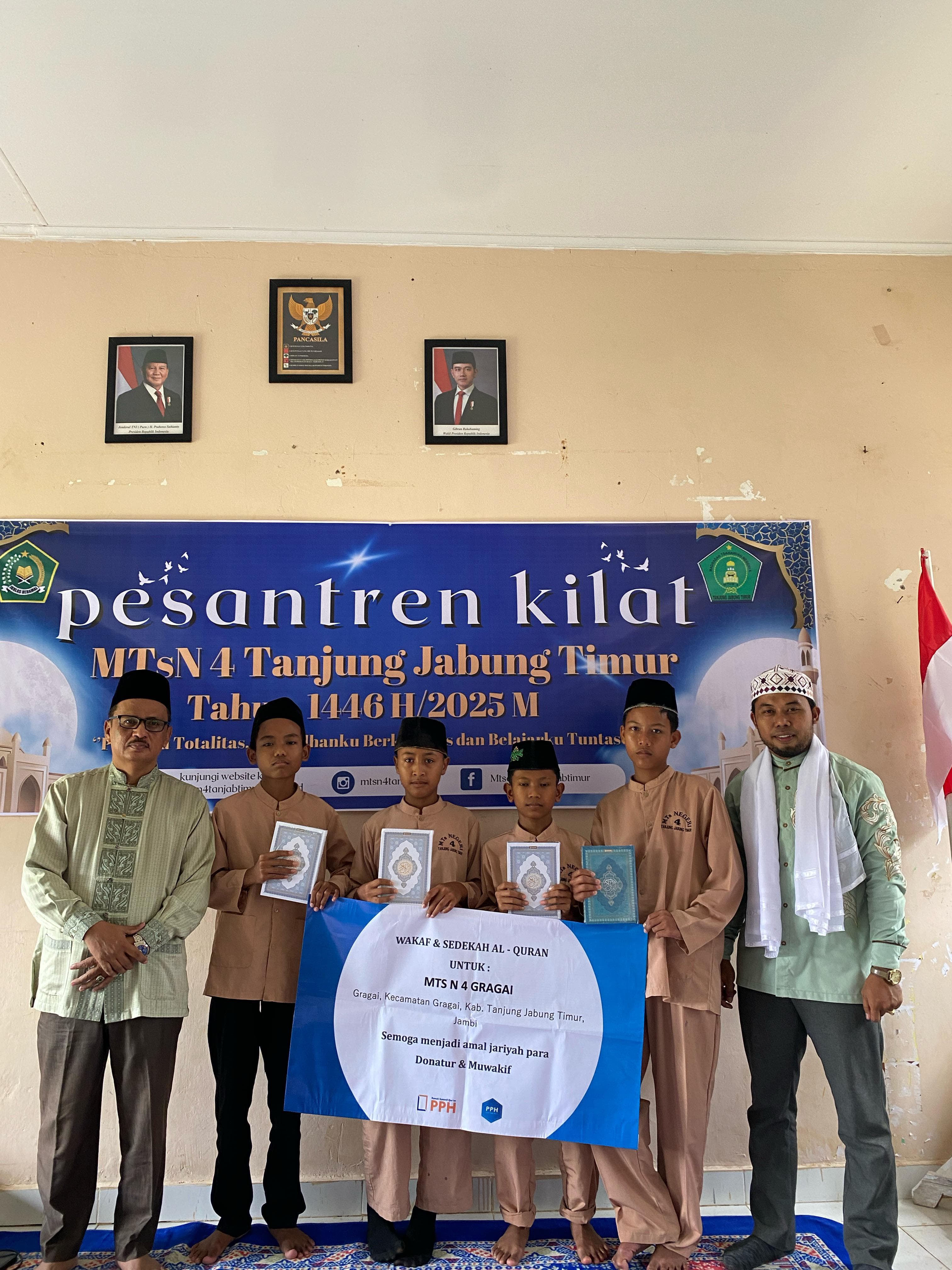 Donatur Wakafkan Al-Qur'an, Siswa MTsN 4 Terima Bantuan Sedekah Spiritual Donatur Wakafkan Al-Qur'an, Siswa MTsN 4 Terima Bantuan Sedekah Spiritual