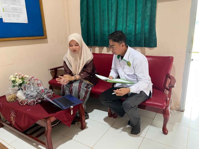 Pengawas Madrasah Tinjau Implementasi EMIS 4.0 di MTsN 4 Tanjung Jabung Timur Pengawas Madrasah Tinjau Implementasi EMIS 4.0 di MTsN 4 Tanjung Jabung Timur