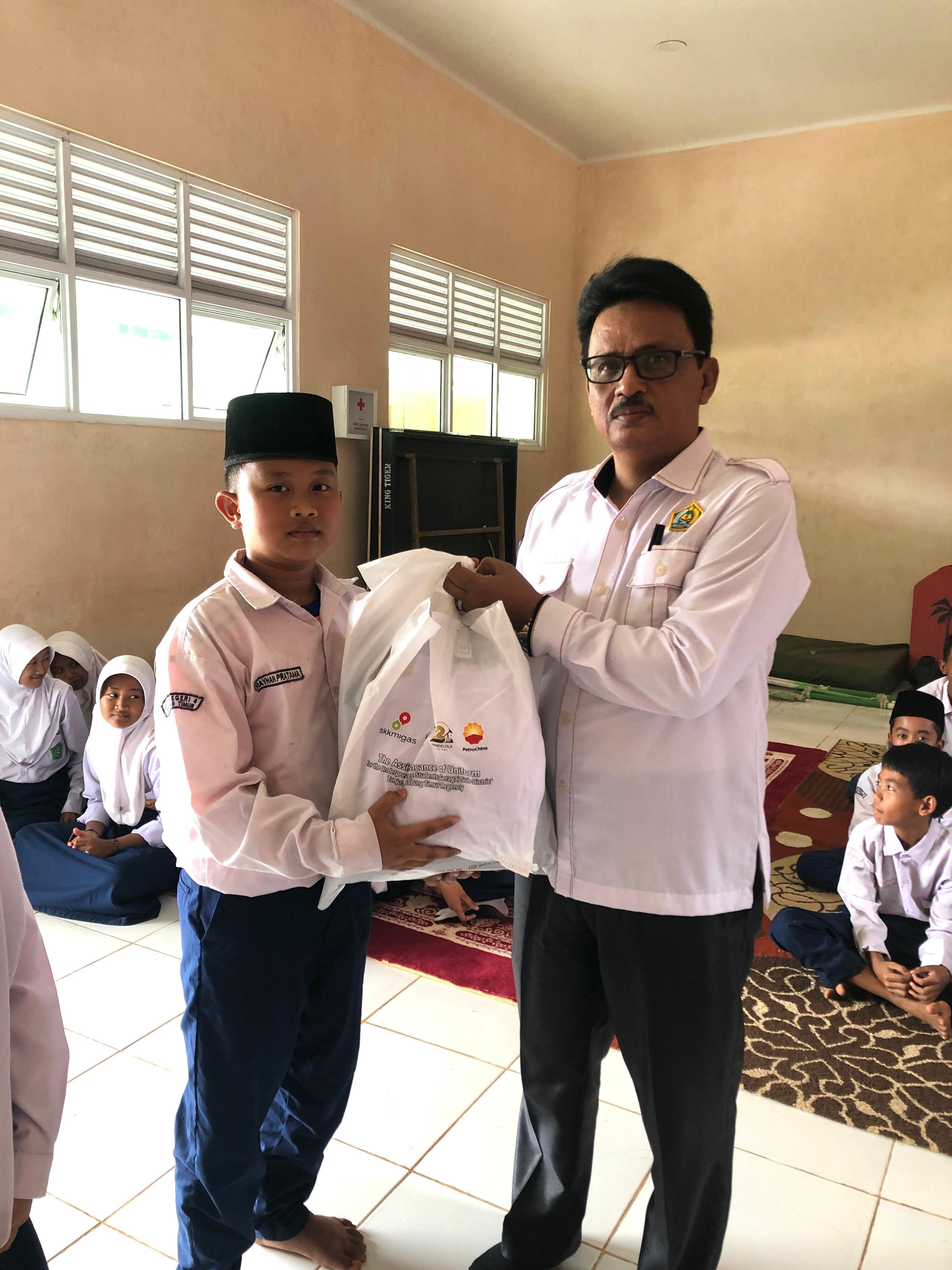 Penyerahan Bantuan Petro China Tanjung Jabung LTD kepada siswa/I MTsN 4 Tanjung Jabung Timur
