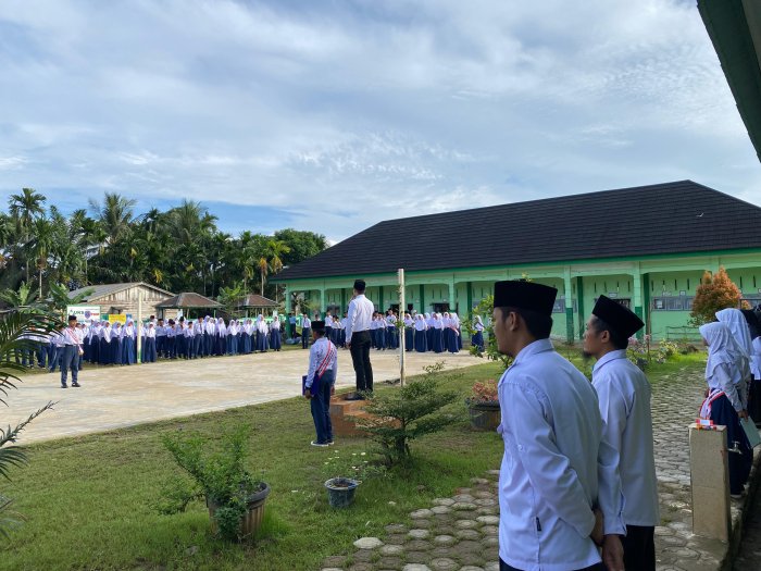 MTsN 4 Tanjung Jabung Timur Gelar Upacara Bendera Rutin