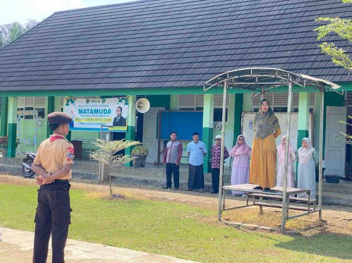 Kepala MTsN 4 Tanjung Jabung Timur Lepas Kontingen Pramuka Ikuti LKPG se-Kabupaten Tanjung Jabung Timur