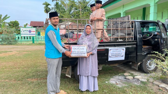 MTsN 4 Tanjung Jabung Timur Berikan Bantuan bagi Korban Kebakaran MTsN 4 Tanjung Jabung Timur Berikan Bantuan bagi Korban Kebakaran