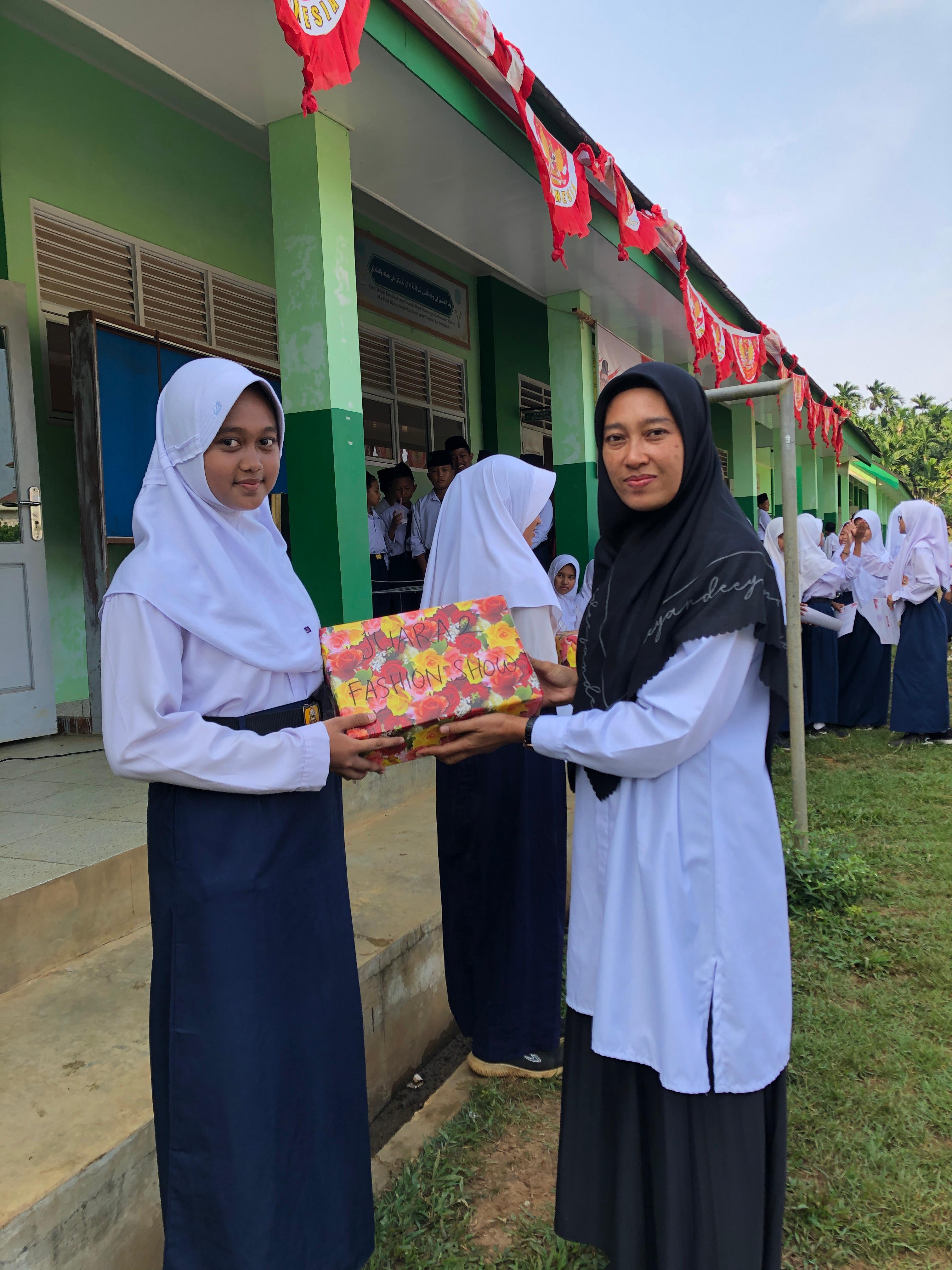 Pemberian Hadiah Lomba Memperingati HUT RI ke-79 di MTsN 4 Tanjung Jabung Timur