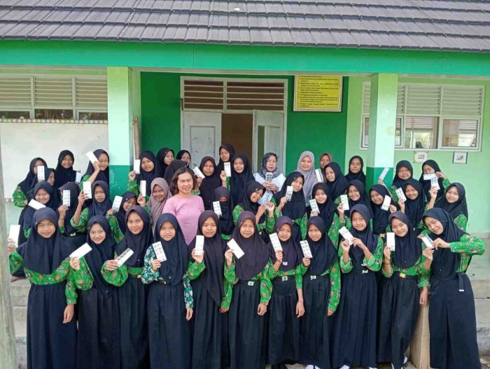 Puskesmas Pandan Jaya Bagikan Vitamin ke Siswa MTsN 4 Tanjung Jabung Timur