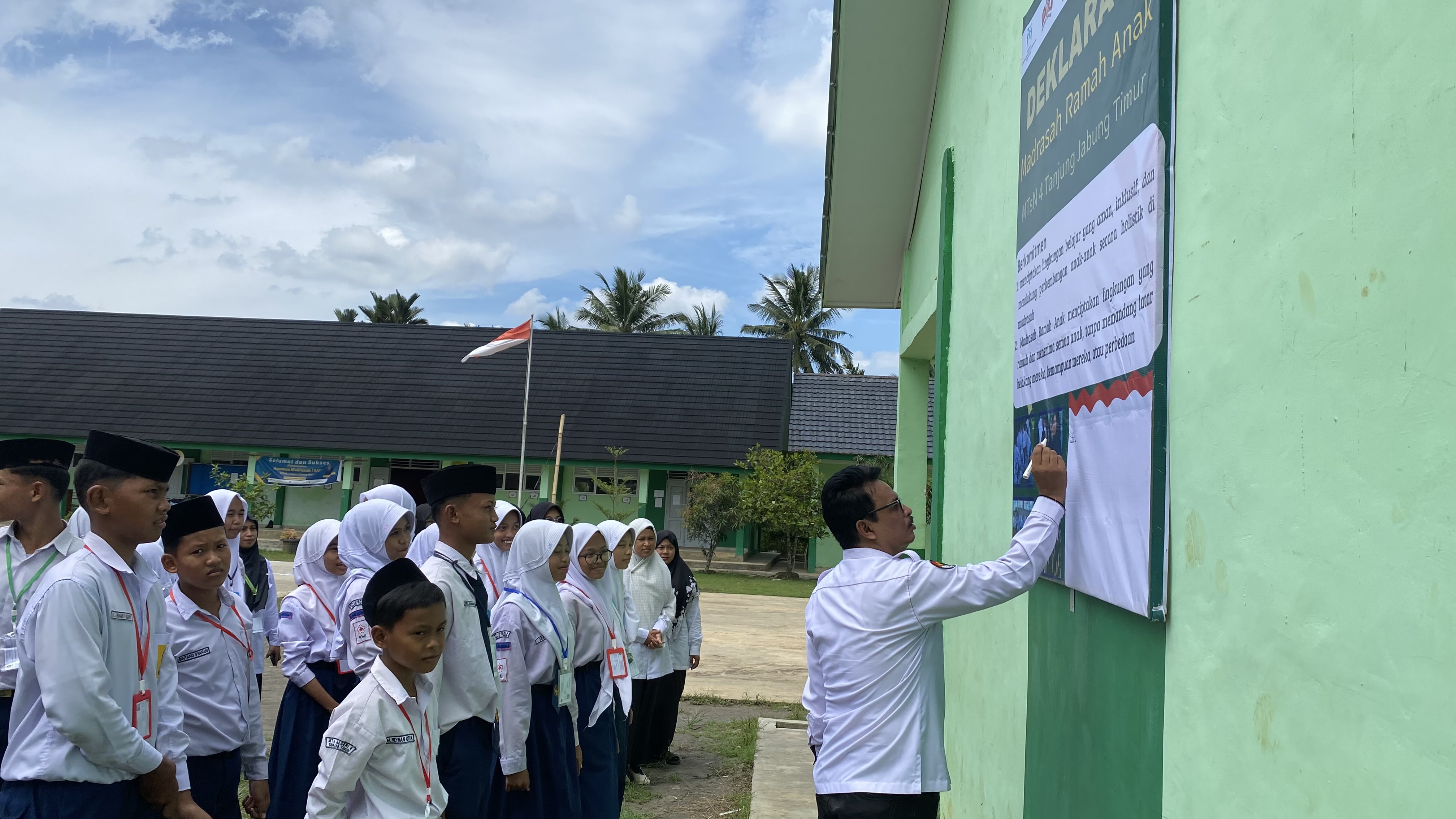 MTsN 4 Tanjung Jabung Timur Laksanakan Tanda Tangan Bersama â€œDeklarasi Anakâ€ Sebagai Komitmen Perlindungan dan Pemenuhan Hak Anak